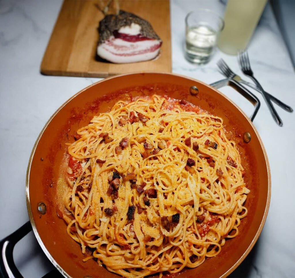 Pasta a la amatriciana italiana con guanciale, tomate y pecorino romano