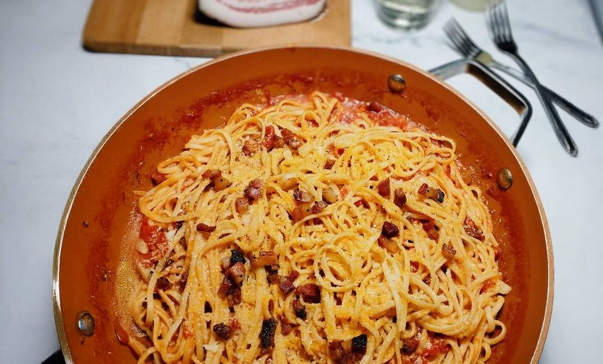 Pasta a la amatriciana italiana con guanciale, tomate y pecorino romano
