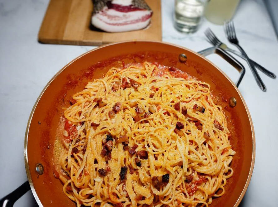 Pasta a la amatriciana italiana con guanciale, tomate y pecorino romano