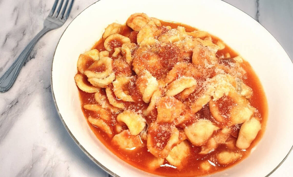 Pasta al pomodoro italiana con salsa de tomate, albahaca fresca y queso italiano