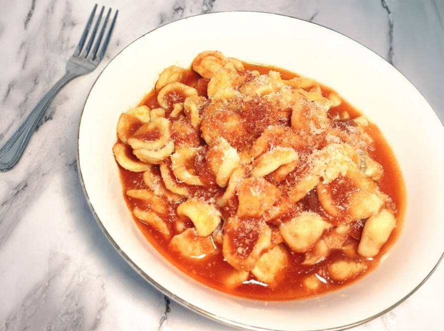 Pasta al pomodoro italiana con salsa de tomate, albahaca fresca y queso italiano