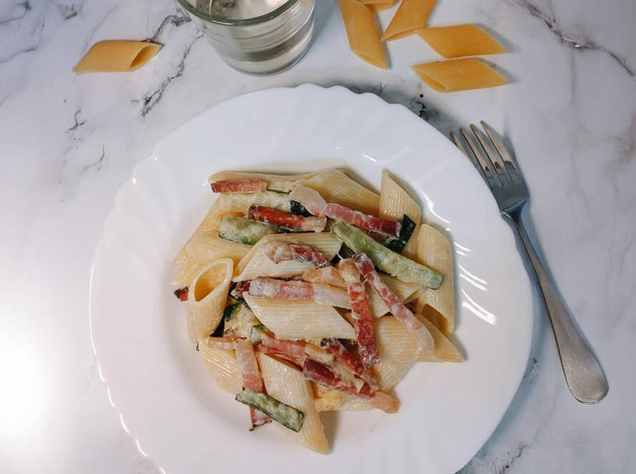 Pasta con speck y calabacín cremosa preparada con ingredientes italianos auténticos