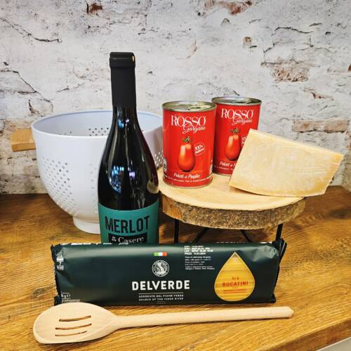 Paquete Incluye: 1 Paquete de Bucatini Delverde 500 grs., 1 Botella de Vino Merlot Cantina Casere, 2 Latas de Pelati Rosso Gargano de 400 grs., 200 grs de Parmigiano Reggiano, 1 Colador y 1 cuchara de madera.