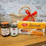 Capazo de regalo con productos italianos a su alrededor. comprar online en valencia