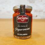 Tarro de Crema de Peperoncino Suriano 90g, elaborada con peperoncini calabreses y aceite de oliva virgen extra, ideal para dar sabor picante a pastas y risottos.