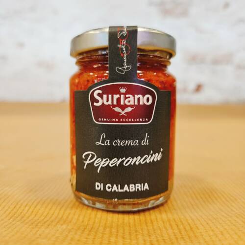 Tarro de Crema de Peperoncino Suriano 90g, elaborada con peperoncini calabreses y aceite de oliva virgen extra, ideal para dar sabor picante a pastas y risottos.
