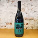 otella de vino tinto Merlot IGT Veneto Cantina Casere sobre fondo rústico