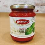 Salsa al Basilico Granoro en frasco con tomates y hojas de albahaca fresca