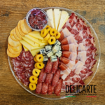 tabla de quesos y embutidos italianos sobre una mesa.
