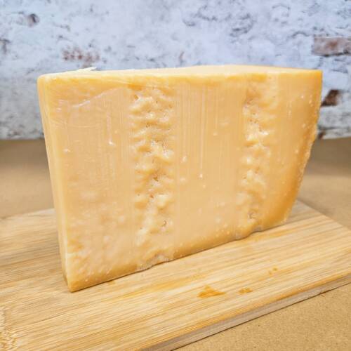 Parmigiano Reggiano DOP italiano sobre tabla de madera.