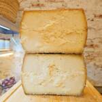 Queso pecorino sardo Il Fioretto Sepi elaborado con leche de oveja en Cerdeña.