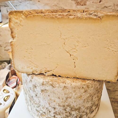 Queso italiano Castelmagno DOP presentado sobre tabla gourmet