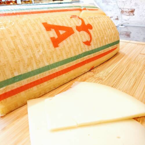 Auricchio Piccante provolone italiano curado en cuñas