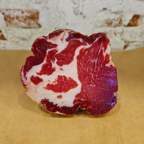 Cabecero de lomo curada al estilo de la región de Emilia Romaña en Italia. Artesana y muy jugosa que se funde en la boca.