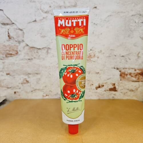 pasta de tomates secados al sol conservadas en un tubo