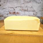 Mantequilla italiana Virgilio presentada en mesa con pan y productos de cocina