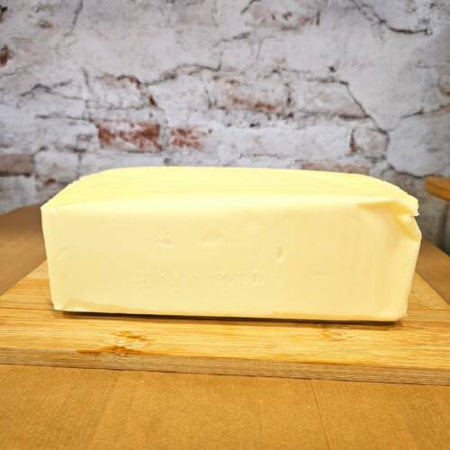 Mantequilla italiana Virgilio presentada en mesa con pan y productos de cocina