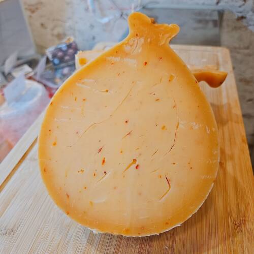 Queso italiano caciocrusco elaborado con pimiento crusco, típico de la región italiana de basilicata.