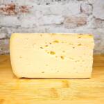 Queso Rasquera (Raschera) elaborado con leche de vacas alpinas, originario del Piamonte. Sabor delicado y sabroso. Ideal para fundir.