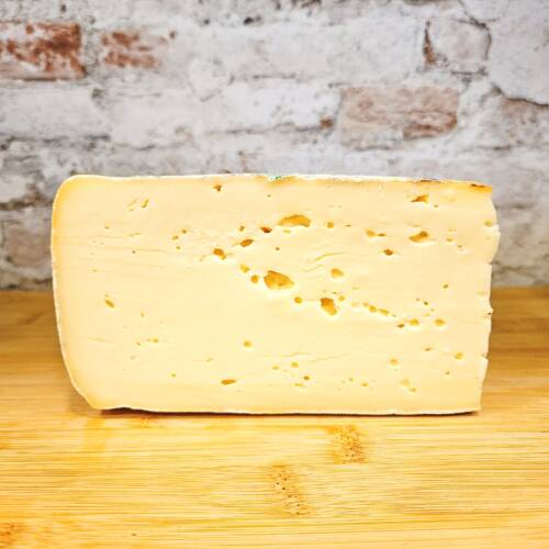 Queso Rasquera (Raschera) elaborado con leche de vacas alpinas, originario del Piamonte. Sabor delicado y sabroso. Ideal para fundir.