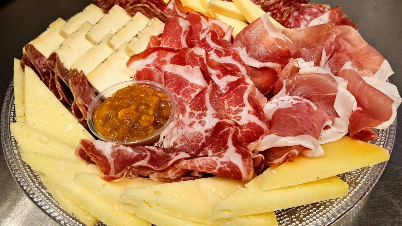 Tabla gourmet con quesos y embutidos italianos en Valencia, ideal para reuniones y celebraciones, preparada con productos auténticos y presentación elegante.