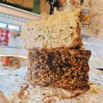 “Dolomitico La Casearia Carpenedo — queso azul con vetas azules y corteza oscura lavada en cerveza, porción sobre tabla.”
