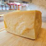 Trozo de queso asiago d'allevo viejo