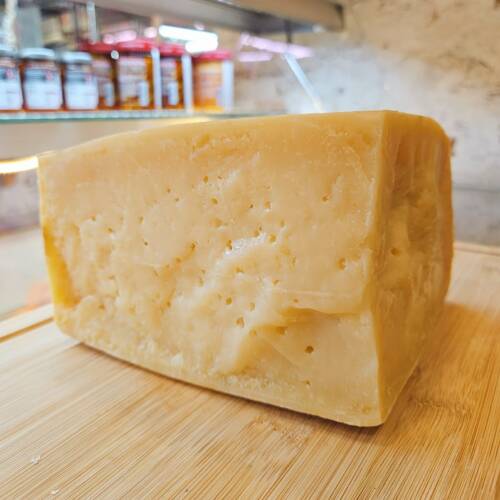 Trozo de queso asiago d'allevo viejo