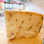 Pecorino Primizio Pepato I Siciliani, queso italiano artesanal de oveja con granos de pimienta negra, disponible para comprar online en Valencia y toda España.