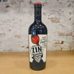 Botella de vino tinto Primitivo ZIN Zinfandel sobre fondo oscuro y elegante
