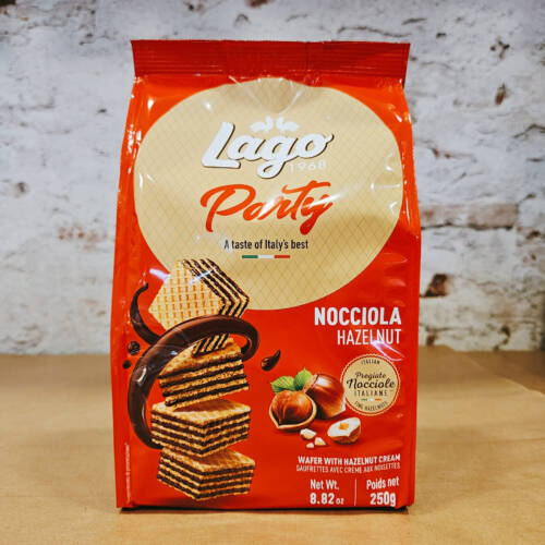 Wafers Lago Party con crema de avellanas sobre fondo claro junto a taza de café espresso