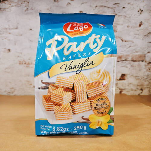 Wafers Lago Party con crema de vainilla sobre fondo claro junto a café espresso