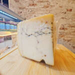 Pecorino Moliterno con trufa italiana cortado en cuñas