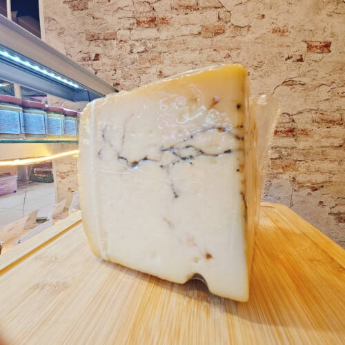 Pecorino Moliterno con trufa italiana cortado en cuñas