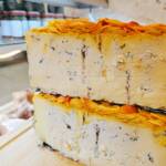 Queso azul Blu Amaranto afinado con naranja de Sicilia, azafrán y almendras.