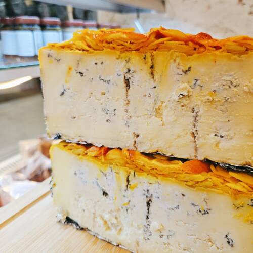 Queso azul Blu Amaranto afinado con naranja de Sicilia, azafrán y almendras.