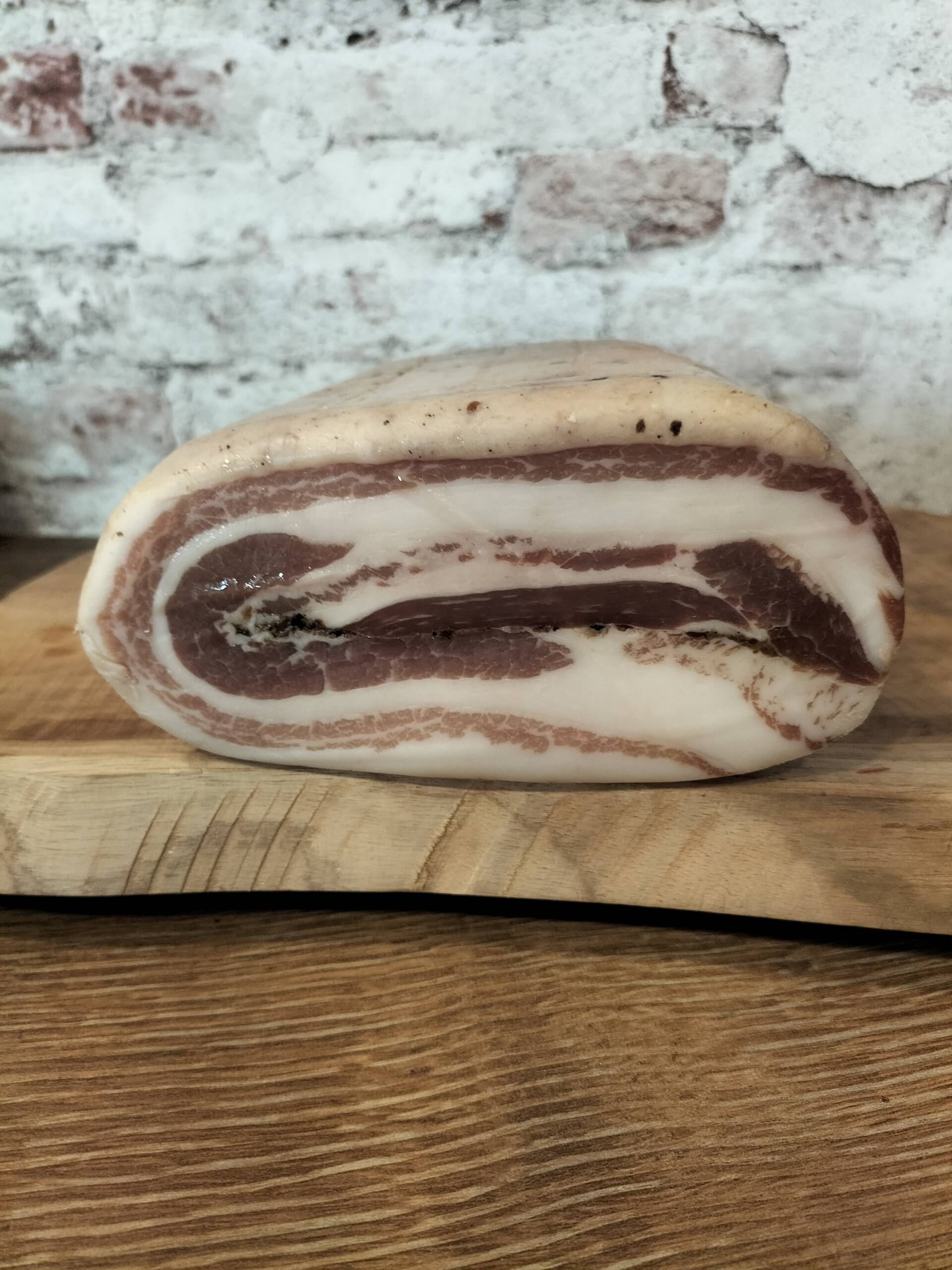 Panceta con trufa italiana cortada en lonchas