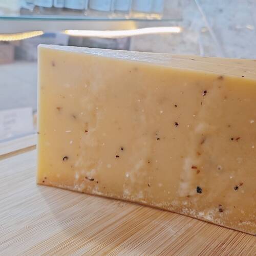 Parmesano Kinara con trufa negra de verano queso italiano