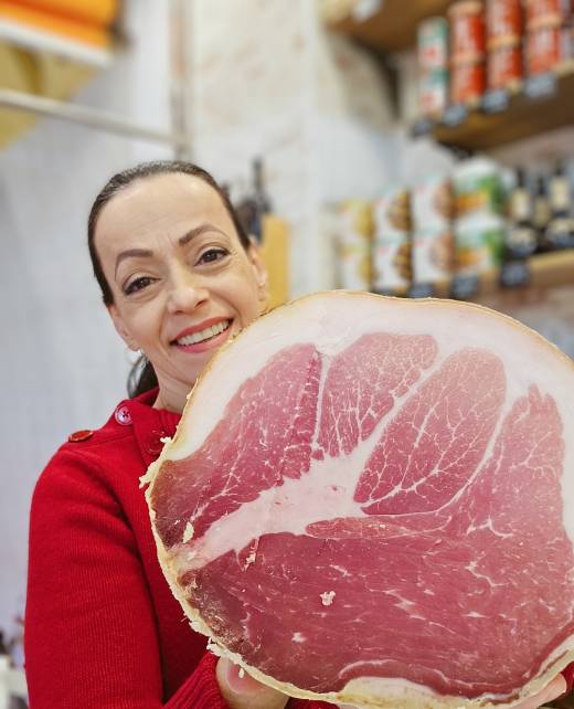 Katia junto a su embutido